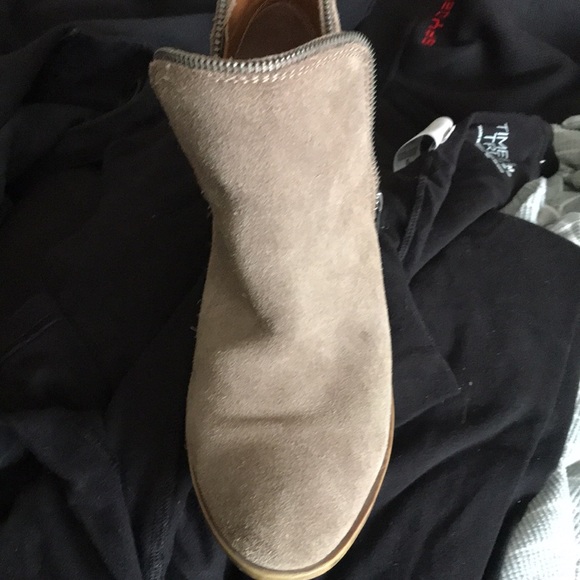 Booties gently used nice to just slip on and do no laces just zippers - Picture 2 of 5